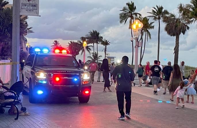 9 injured in Hollywood Beach Broadwalk shooting in Florida | Baaghi TV