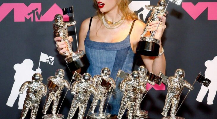 Taylor Swift poses with 9 awards at MTV Video Award show