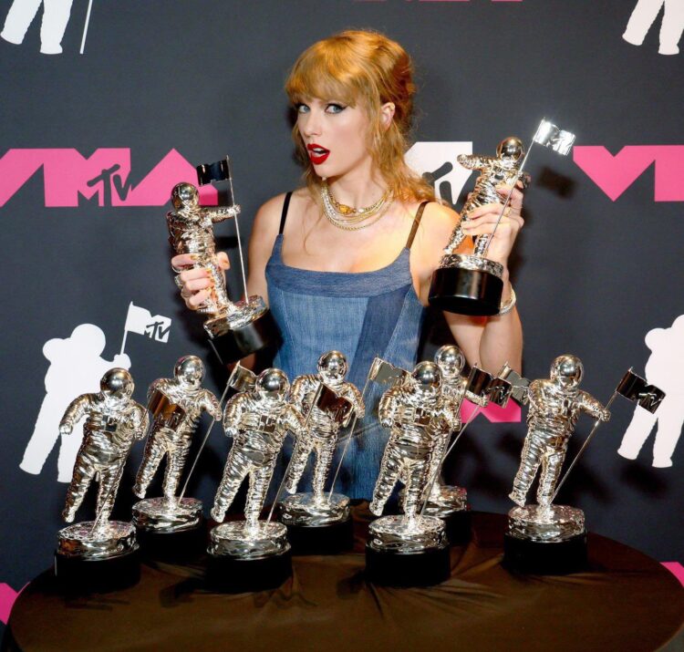 Taylor Swift poses with 9 awards at MTV Video Award show