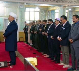 APP22-201023 URUMQI: October 20 - Caretaker Prime Minister Anwaar-ul-Haq Kakar offers Friday prayer at historic Yanghang Mosque. APP/MAF/FHA