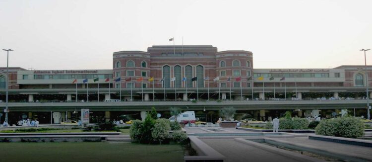 Heavy Fog affects Operations at Lahore Airport, Flights Delayed | Baaghi TV