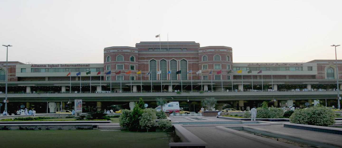 Heavy Fog affects Operations at Lahore Airport, Flights Delayed | Baaghi TV