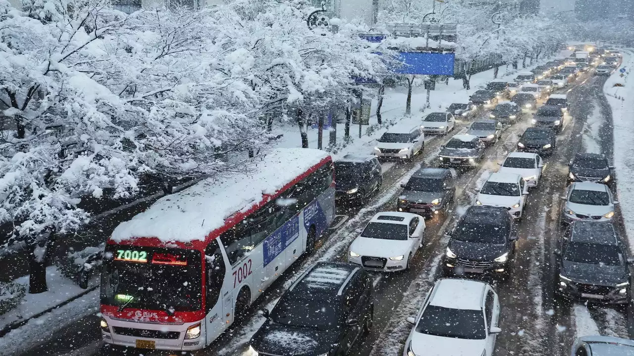 Four killed as South Korean Capital blanketed by Heavy Snowfall | Baaghi TV