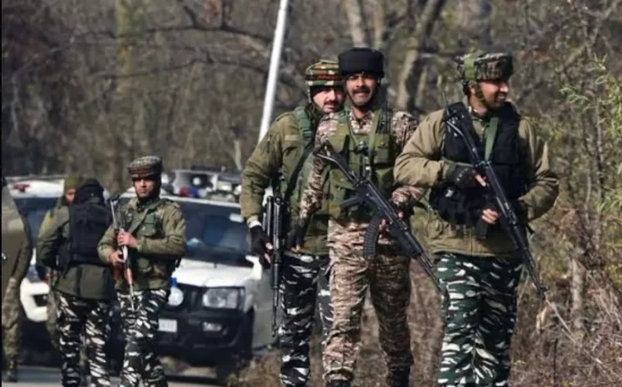India claims, 10 blasts heard near Srinagar airport | Baaghi TV
