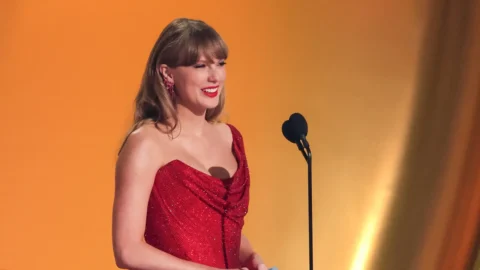 Taylor Swift at Award Show